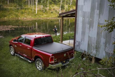 Tonneau Cover SE 2019-2024 (New Body Style) Ram 5 Foot 7 Inch Bed, Crew Cab Without RamBox Without Multifunction Tailgate Black Textured UnderCover